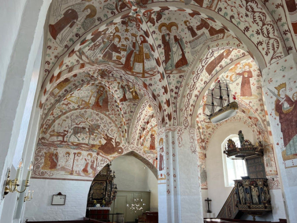 Fanefjord Kirke indvendig med kalkmalerier